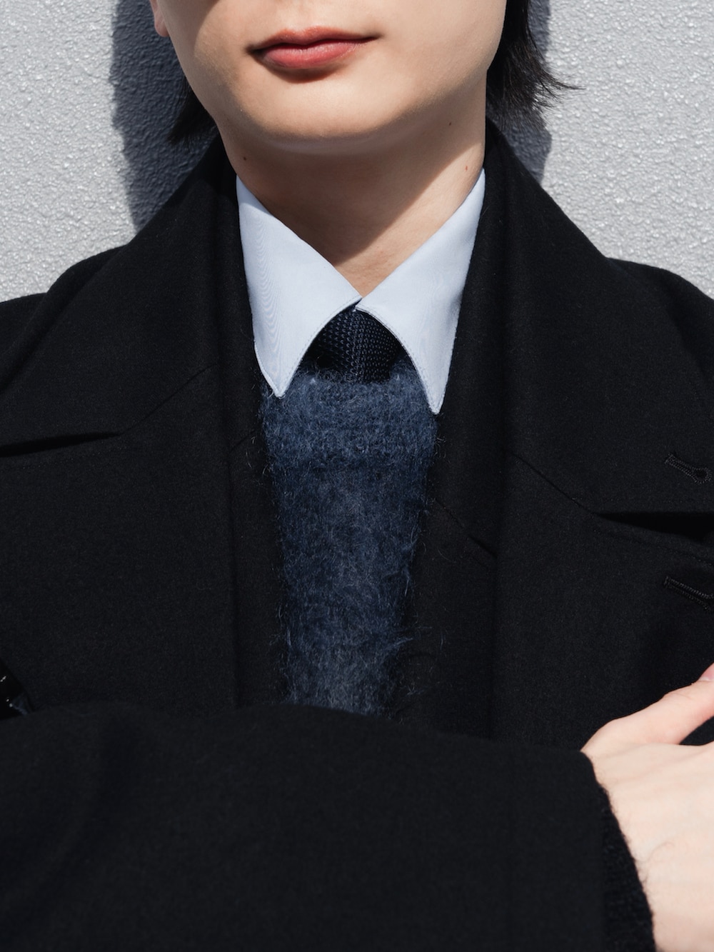 ブラック系のブーツ、ブラック系のスラックス、ブラック系のショルダーバッグを着用したメンズの冬コーディネートの3枚目の写真