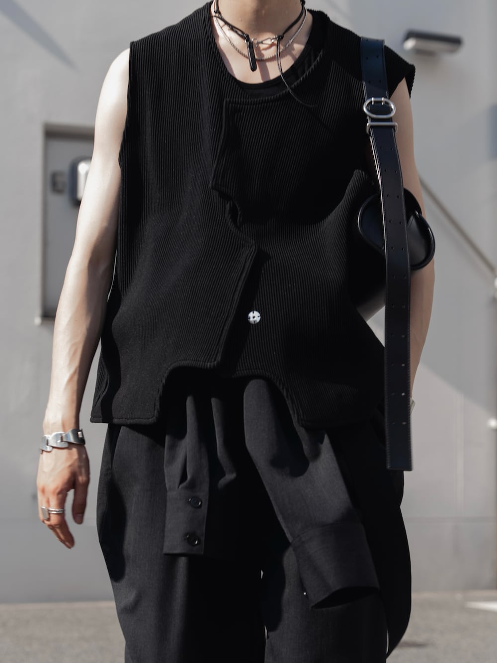 ブラック系のTシャツ/カットソー、ブラック系のブーツ、ブラック系のベストを着用したメンズの夏コーディネートの2枚目の写真