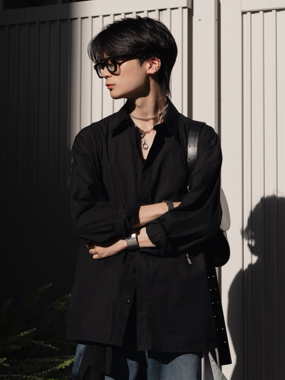 ブルー系のシャツ/ブラウス、ブラック系のショルダーバッグ、ブルー系のデニムパンツを着用したメンズの夏コーディネートの3枚目の写真