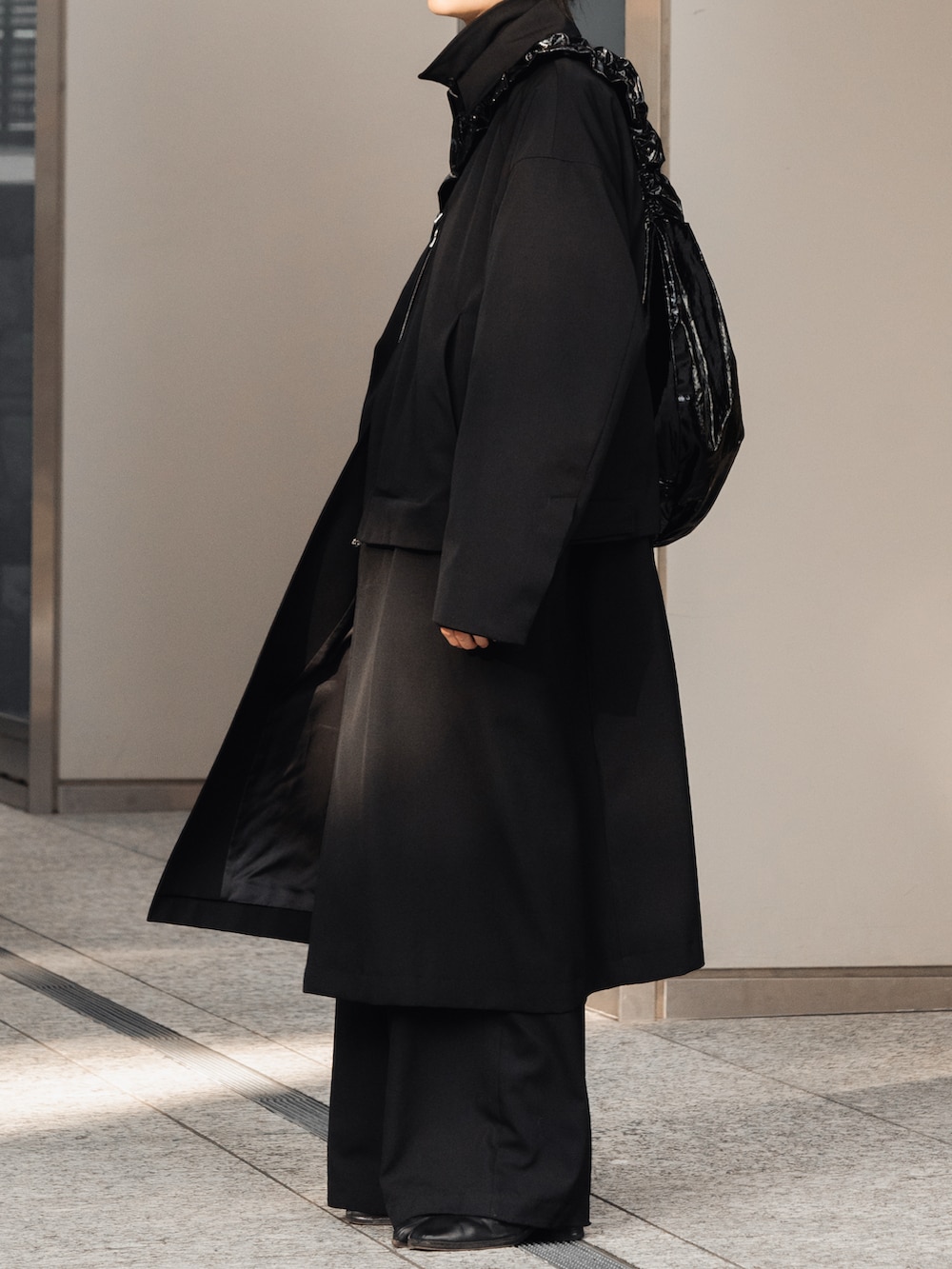 ブラック系のジャケット/アウター、ブラック系のブルゾン、ブラック系のショルダーバッグを着用したメンズの冬コーディネートの3枚目の写真