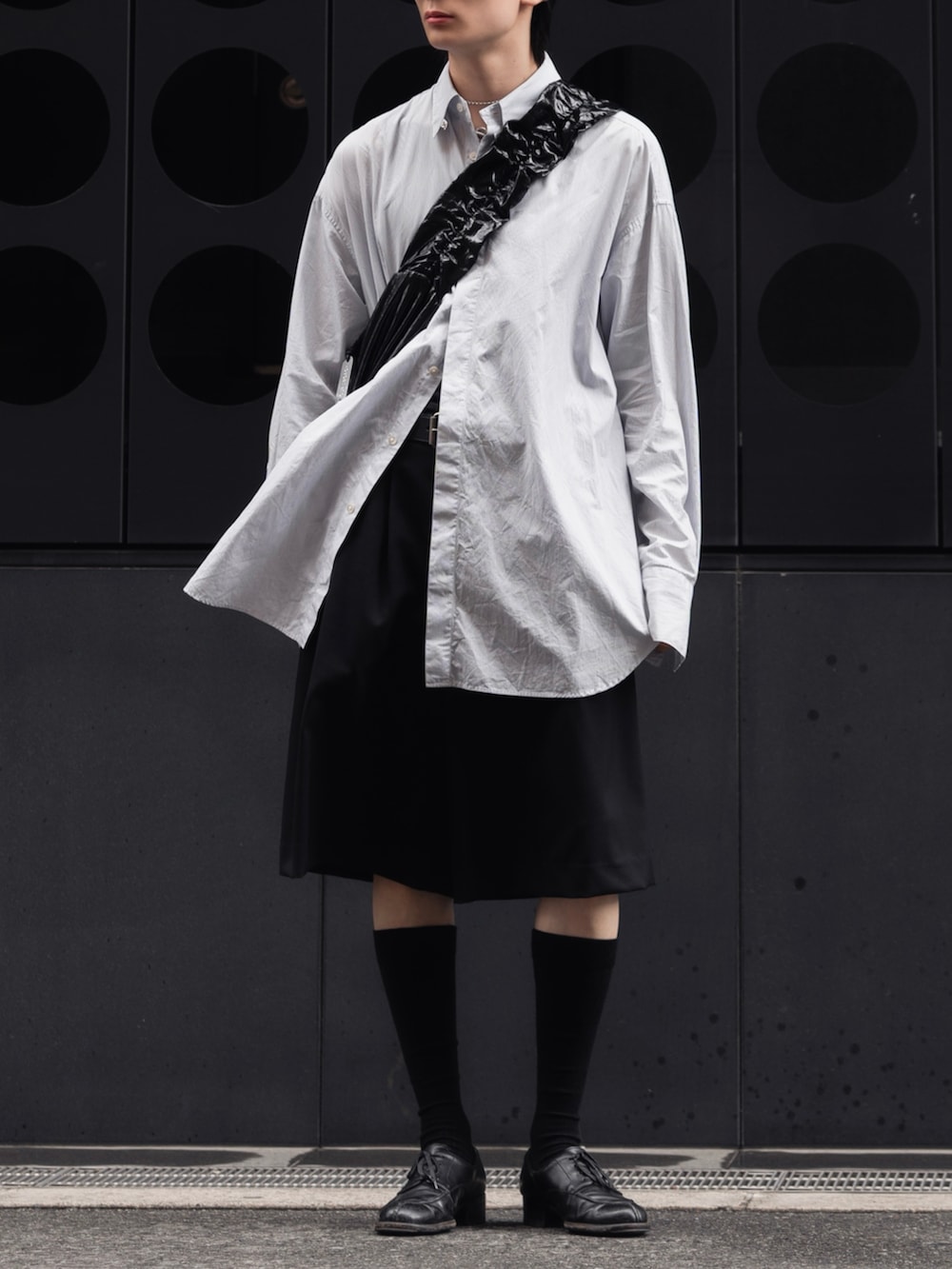 ブラック系のその他パンツ、ブラック系のショルダーバッグ、ブラック系のドレスシューズを着用したメンズの夏コーディネートの2枚目の写真