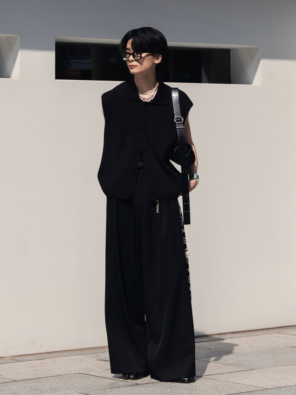「アツいコーデ全部見せ、お出かけコーデ、秋服準備はじめました、休日スタイル、夏コーデ、ootd、ワイドパンツ、オールブラック、シンプル、いいね、save、フォローお願いします🤑、大人カジュアル、ハンドバッグ、メガネ男子、シルバーアクセサリー、キレイめ」｜「08sircusのアイテム（ベスト、ブラック系）」を使った、きゅうさん（メンズ・172cm）の夏コーディネートの2枚目の写真