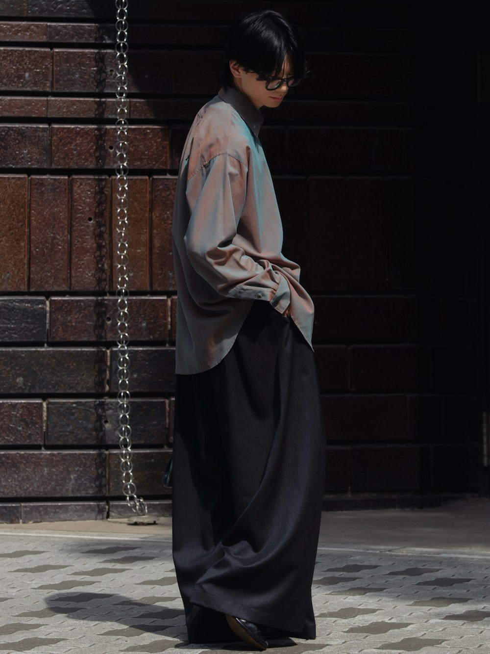 オレンジ系のシャツ/ブラウス、ブラック系のショルダーバッグ、ブラック系のブーツを着用したメンズの秋コーディネートの2枚目の写真