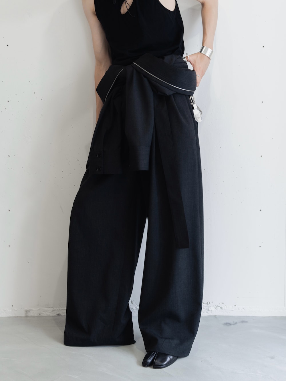 ブラック系のTシャツ/カットソー、ブラック系のつなぎ/オールインワン、ブラック系のブーツを着用したメンズの夏コーディネートの2枚目の写真