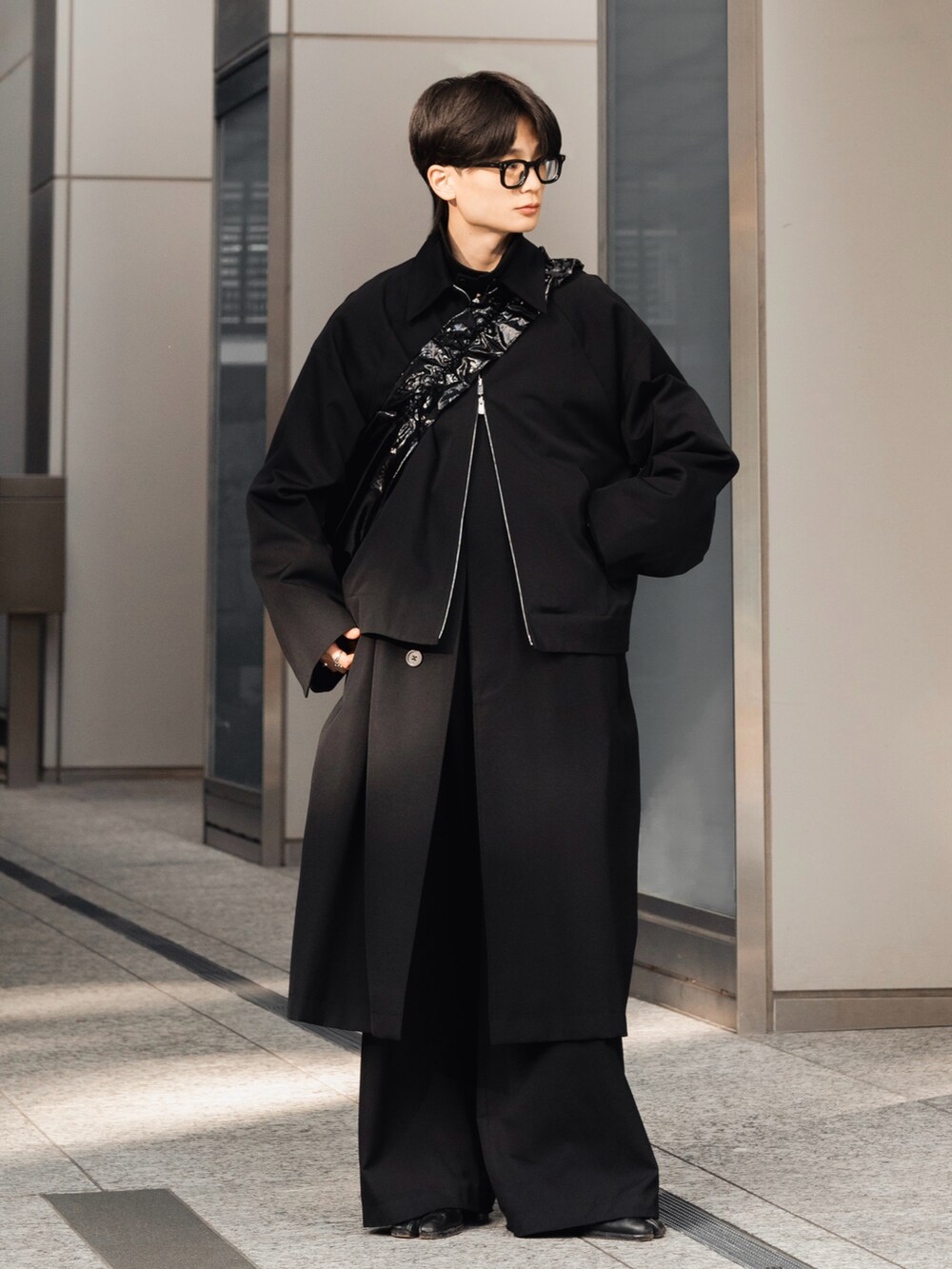 ブラック系のジャケット/アウター、ブラック系のブルゾン、ブラック系のショルダーバッグを着用したメンズの冬コーディネートの2枚目の写真