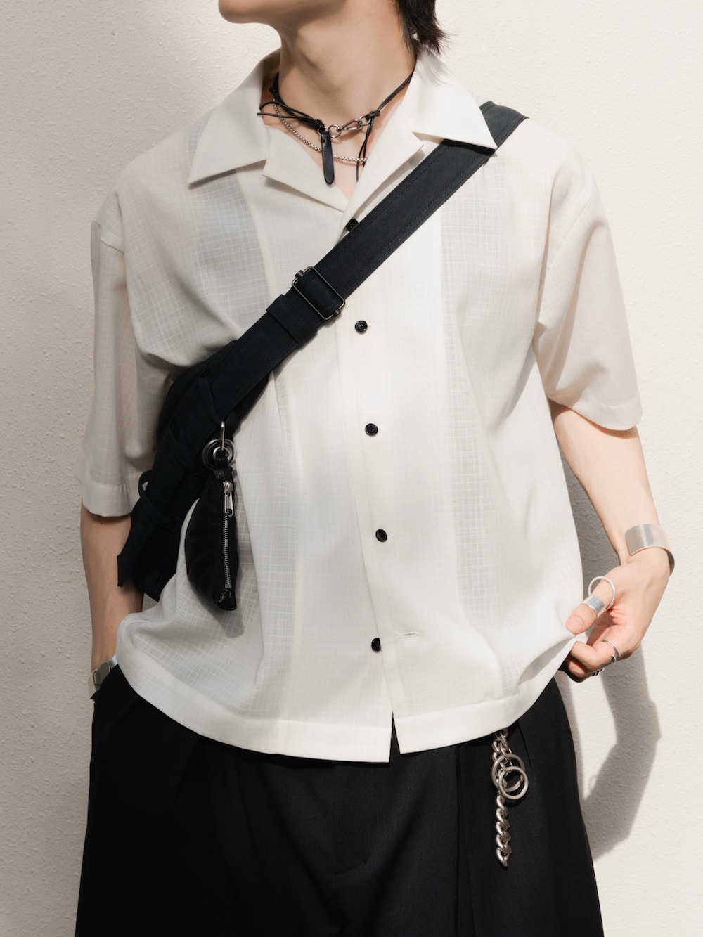 ホワイト系のシャツ/ブラウス、ブラック系のTシャツ/カットソー、グレー系のスラックスを着用したメンズの夏コーディネートの2枚目の写真