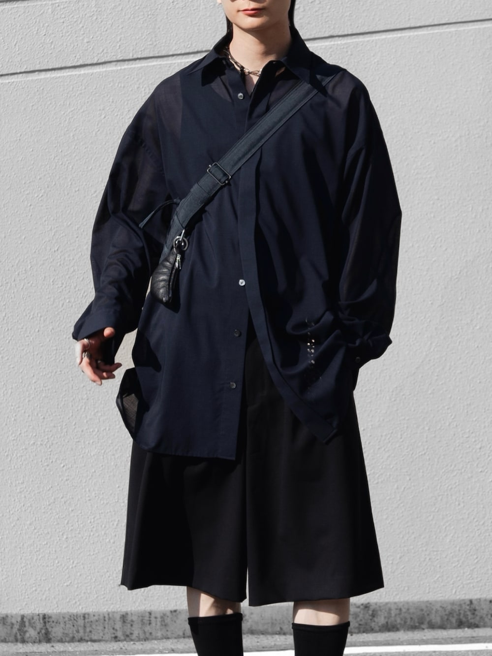 ブルー系のシャツ/ブラウス、ブラック系のその他パンツ、ブルー系のショルダーバッグを着用したメンズの夏コーディネートの2枚目の写真