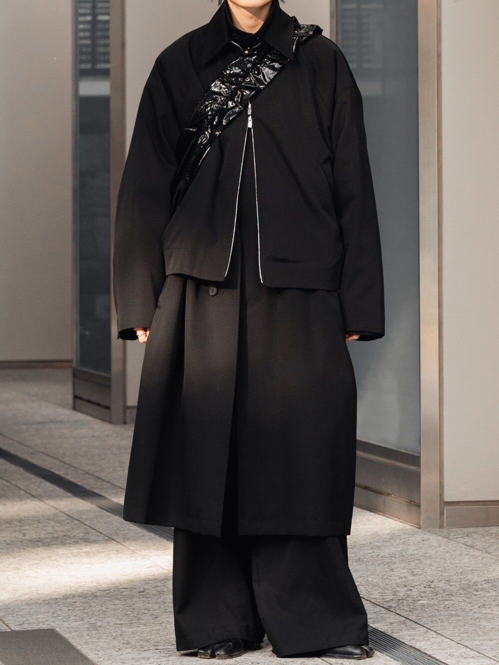 ブラック系のジャケット/アウター、ブラック系のブルゾン、ブラック系のショルダーバッグを着用したメンズの冬コーディネートの4枚目の写真