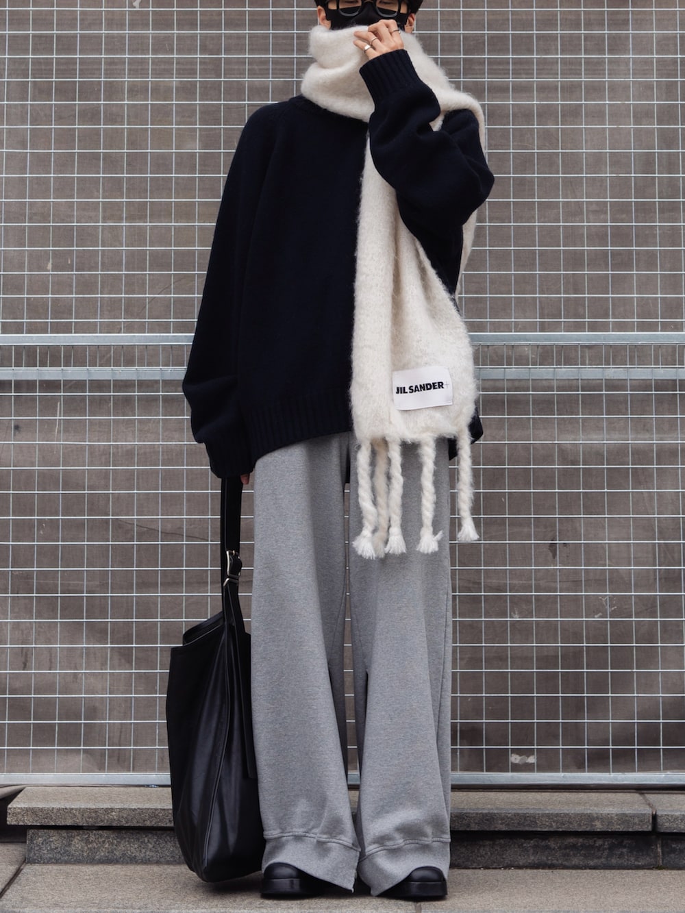 「ホワイトコーデ、クリスマスに着たい服、お出かけコーデ、マフラー、ニット、スウェットパンツ、スウェット、ブーツ、ショルダーバッグ、キレイめ、レイヤードスタイル、メガネ男子、モノトーン、秋冬コーデ、冬コーデ」｜「JIL SANDERのPLAIN SCARF + LABEL "JILSANDER+"（マフラー、ホワイト系）」を使った、きゅうさん（メンズ・172cm）の冬コーディネートの2枚目の写真