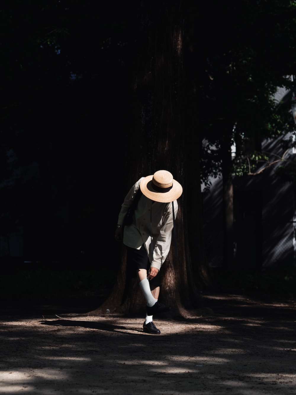 ブラック系のその他パンツ、ブラック系のショルダーバッグ、ブラック系のドレスシューズを着用したメンズの夏コーディネートの2枚目の写真