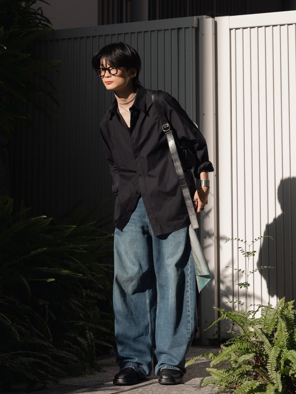 ブルー系のシャツ/ブラウス、ブラック系のショルダーバッグ、ブルー系のデニムパンツを着用したメンズの夏コーディネートの2枚目の写真