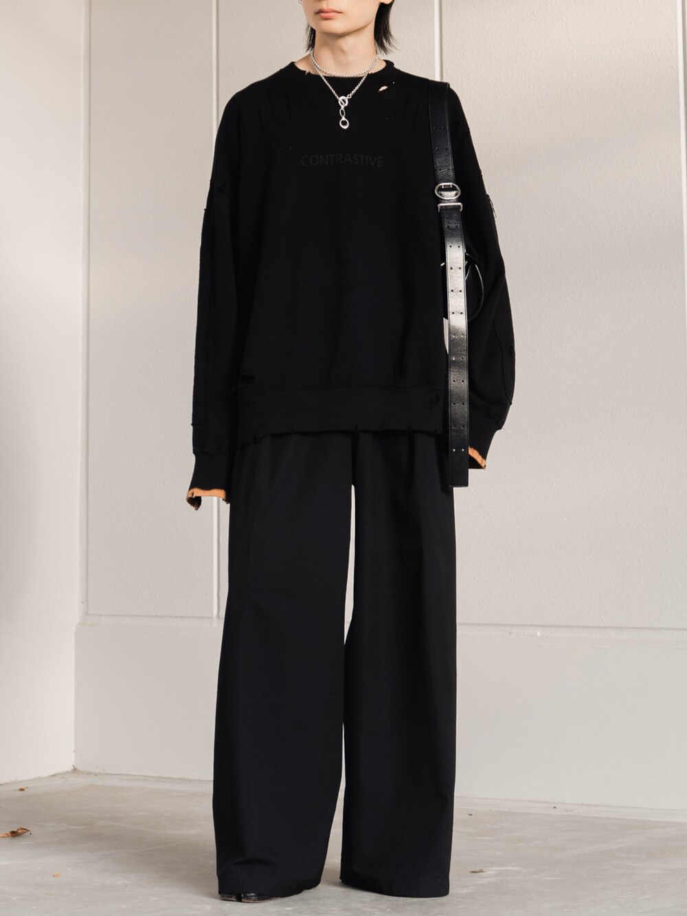「日常に魔法を、ワイドパンツ、スウェット、キレイめ、モード、メガネ男子、秋服、革靴、ビッグシルエット、ブラック、モノトーン、シルバーアクセサリー、ワントーンコーデ、大人カジュアル、秋のコーデ」｜「LAPIISのWOOL GABARDINE INTACK WIDE TROUSERS（スラックス、ブラック系）」を使った、きゅうさん（メンズ・172cm）の秋コーディネートの3枚目の写真