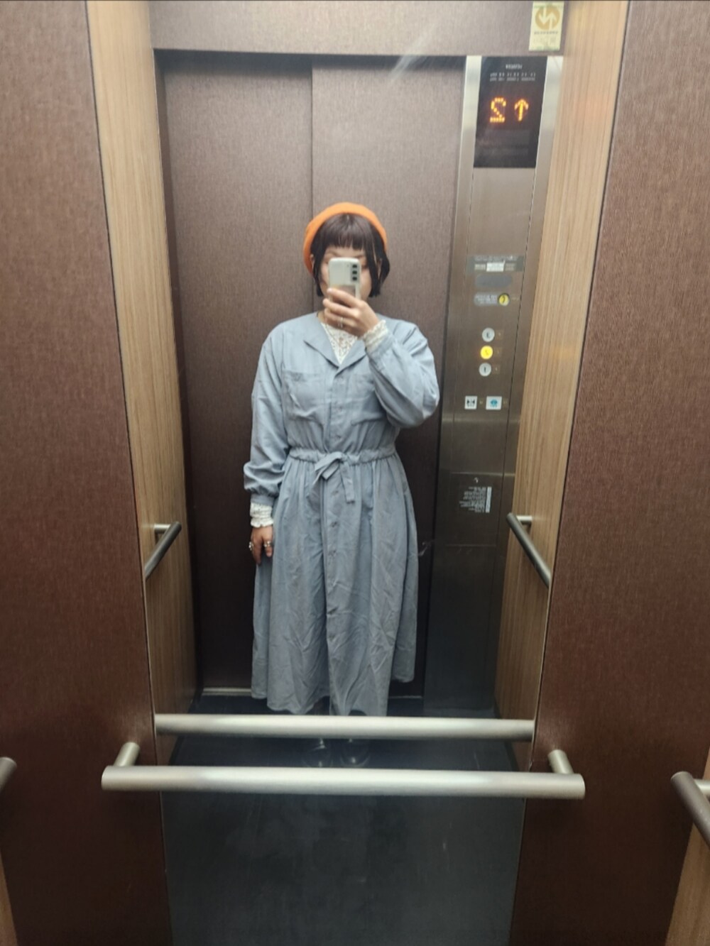 オレンジ系のハンチング/ベレー帽を着用したレディースの冬コーディネートの2枚目の写真