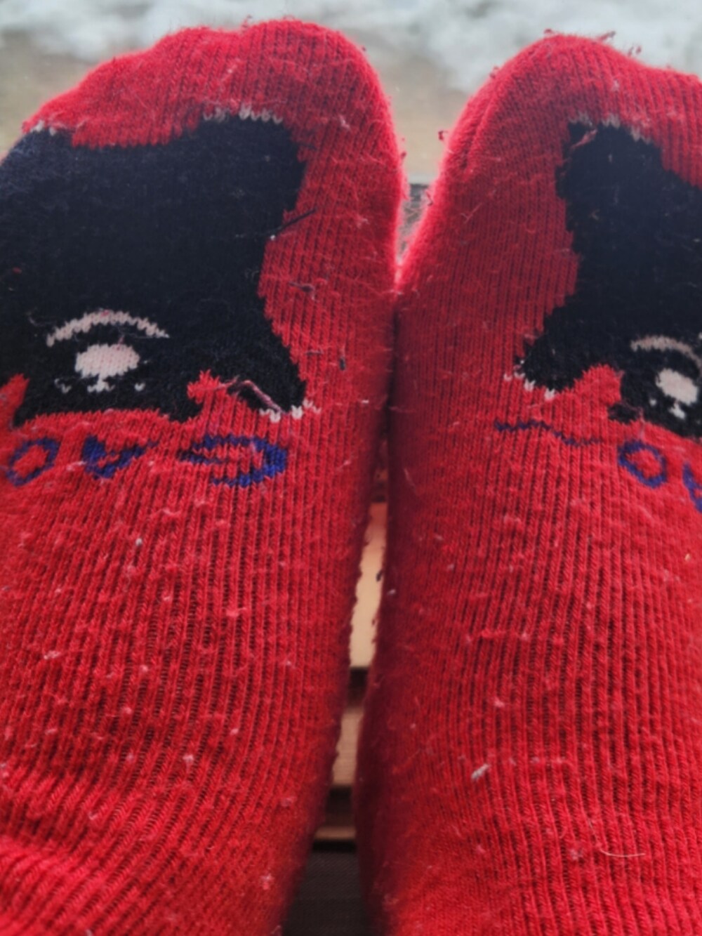 ブルー系のデニムパンツ、グリーン系のTシャツ/カットソー、ブラウン系のハンチング/ベレー帽を着用したレディースの冬コーディネートの2枚目の写真