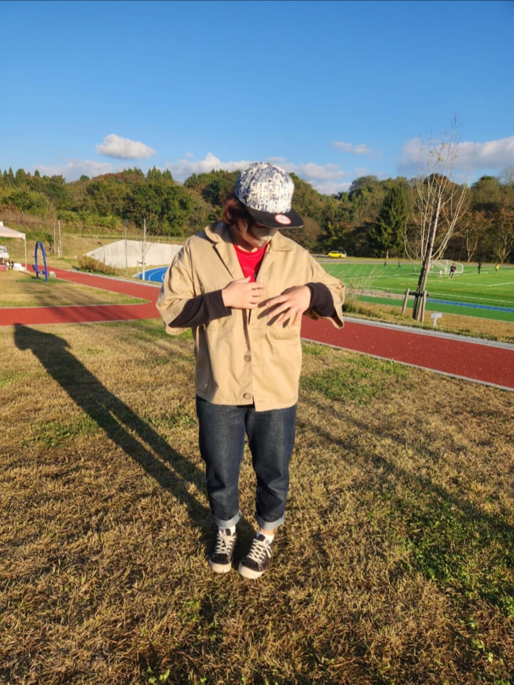 その他のサロペット/オーバーオール、レッド系のTシャツ/カットソー、ブラック系のその他トップスを着用したレディースの秋コーディネートの2枚目の写真