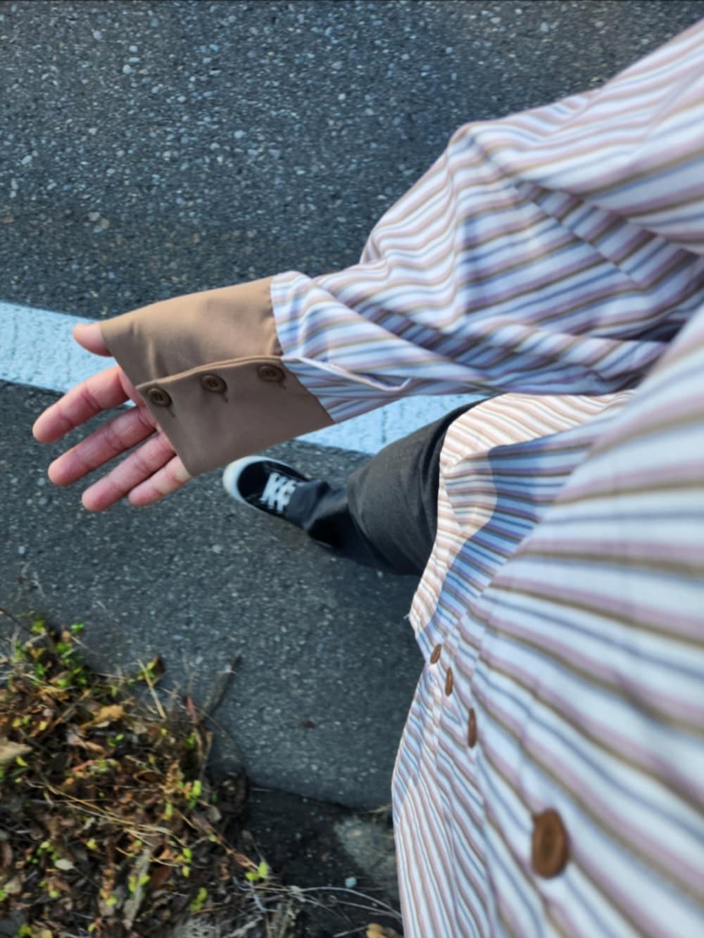 ブラウン系のシャツ/ブラウス、グレー系のスラックス、ブラック系のスニーカーを着用したレディースの秋コーディネートの2枚目の写真