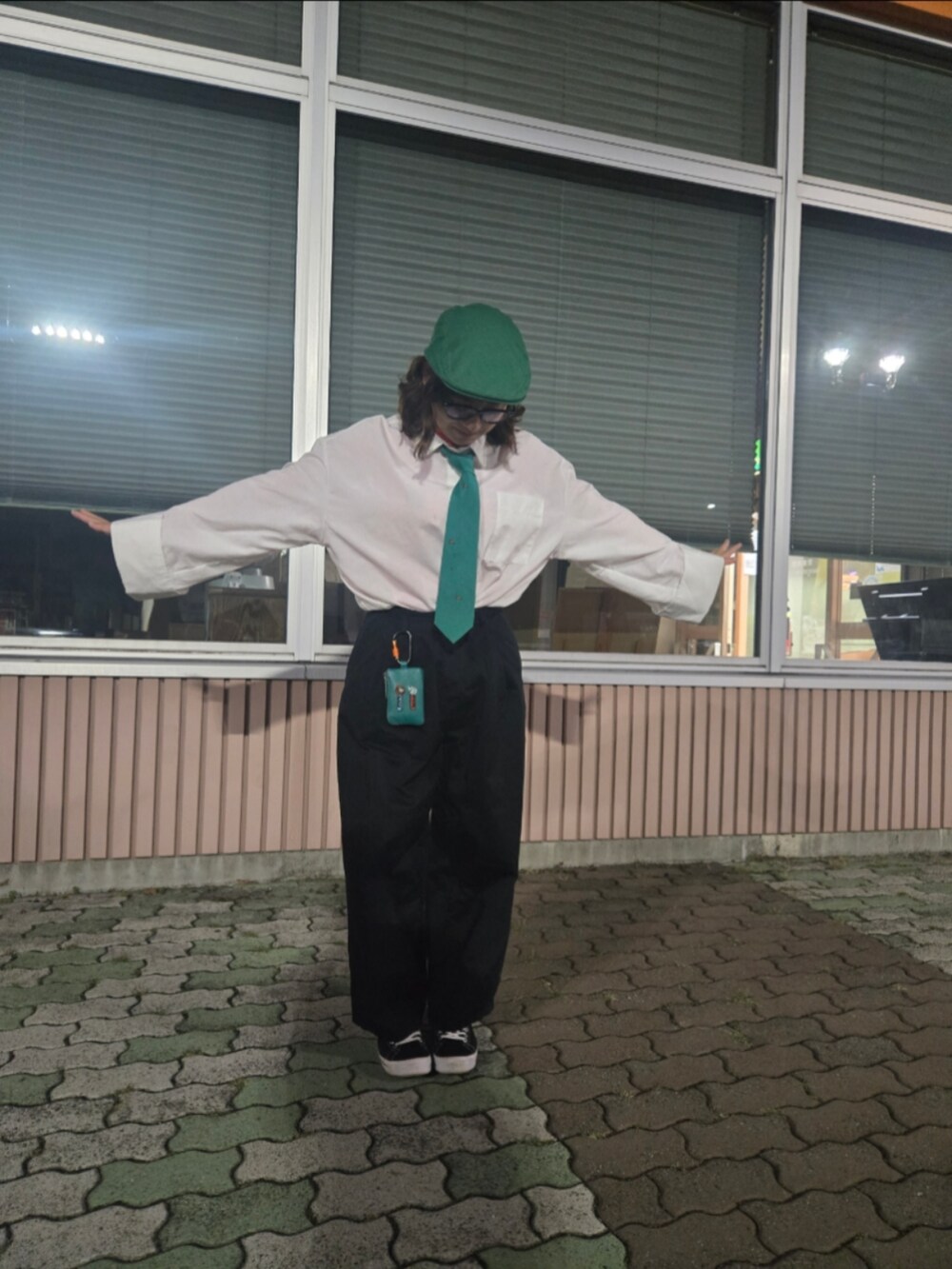 ブラック系のパンツ、ブラック系のスニーカー、ホワイト系のシャツ/ブラウスを着用したレディースの秋コーディネートの2枚目の写真