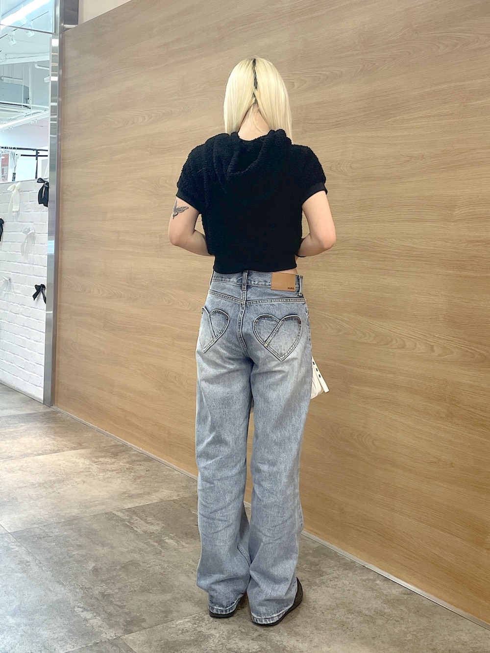 「x-girl、x-girl_ootd、エックスガール、ootd、コーデ、秋、秋コーデ、デニムコーデ、ジッパー付きトップス」｜「X-girlのTELLY CLOTH ZIP UP HOODIE（パーカー、ブラック系）」を使った、RUIさん（レディース・160cm）の夏コーディネートの3枚目の写真