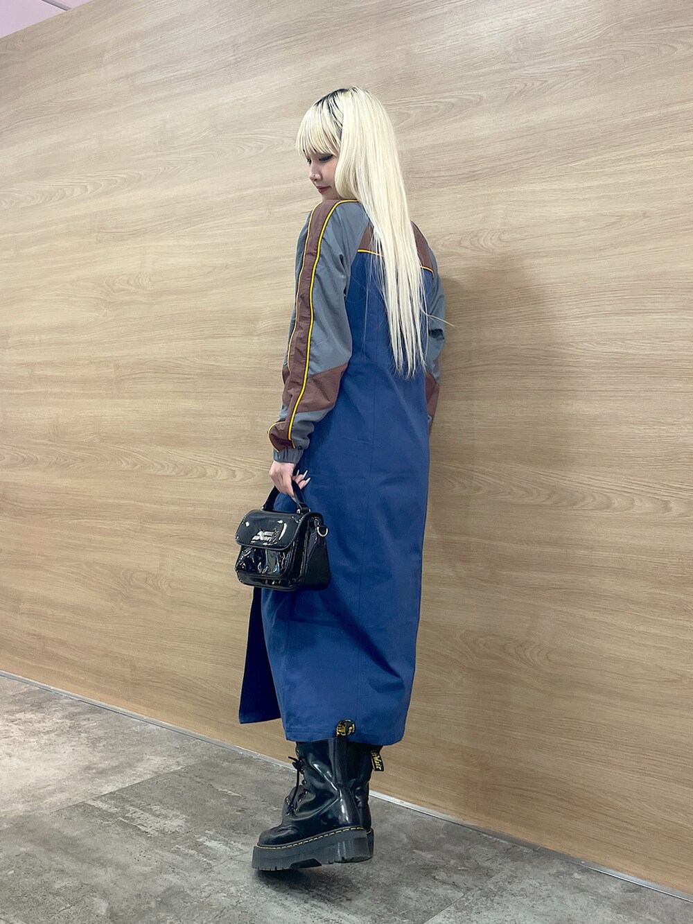 「x-girl、x-girl_ootd、エックスガール、ootd、トレンドファッション、2024秋新作、お出かけコーデ、カラーコーデ、ネイビー、1枚でおしゃれなワンピース、レディースファッション、レディライク、ブーツスタイル」｜「X-girlのPANELED TRACK DRESS（ワンピース、ブルー系）」を使った、RUIさん（レディース・160cm）の秋コーディネートの2枚目の写真