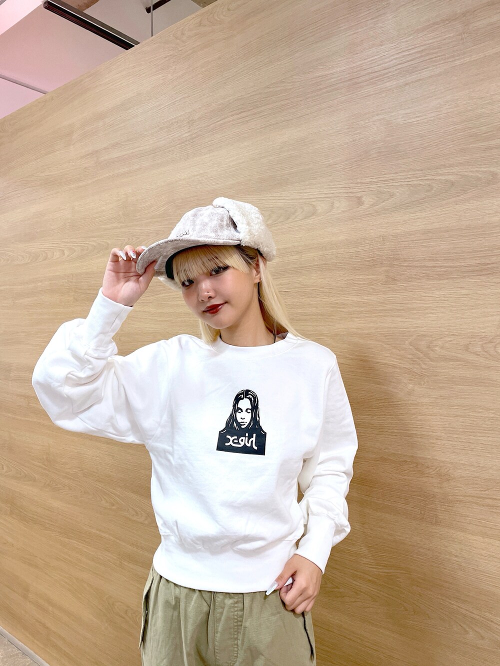 「x-girl、Xgirl_ootd、エックスガール、秋コーデ、2024秋新作、2024冬の新作、トレンドファッション、着回しコーデ、お出かけコーデ、ストリートコーデ、white、beige、スウェットコーデ、パンツスタイル、フライトキャップ」｜「X-girlのDOG EAR BOA CAP（キャップ、ベージュ系）」を使った、RUIさん（レディース・160cm）の秋コーディネートの4枚目の写真