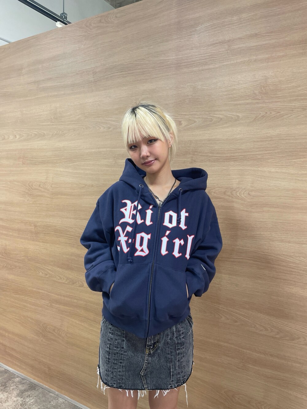 「x-girl、x-girl_ootd、ootd、y2k、Y2Kファッション、トレンドファッション、レディライク、2024秋新作、championコラボ、ジップパーカ、デニムスカート、スカートスタイル、お出かけコーデ」｜「X-girlのX-girl x Champion REVERSE WEAVE R LOGO ZIP UP HOODIE（パーカー、ブルー系）」を使った、RUIさん（レディース・160cm）の秋コーディネートの3枚目の写真