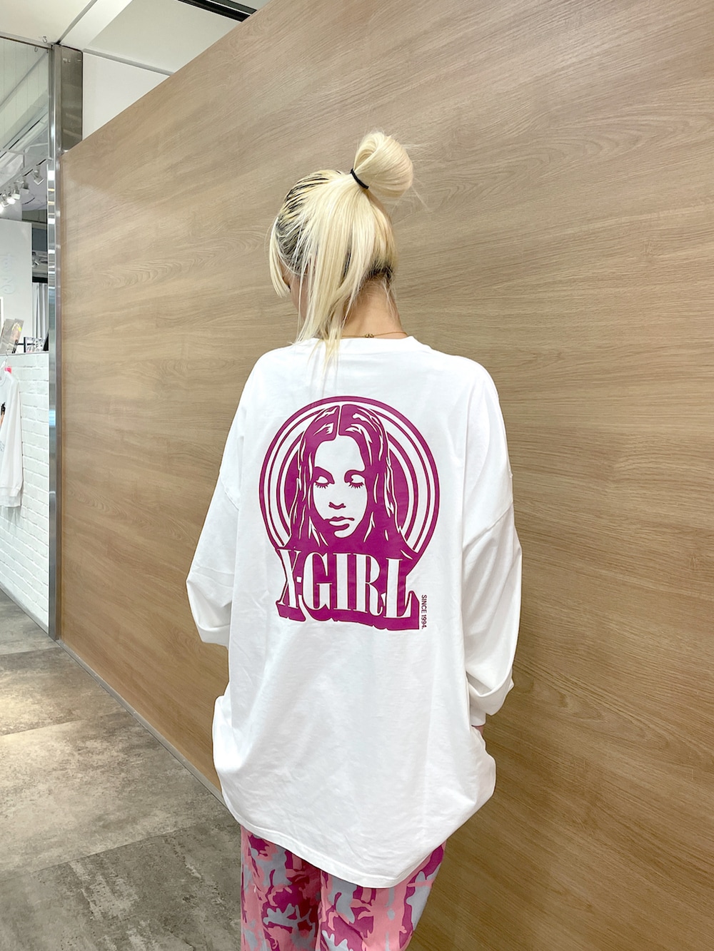 「x-girl、x-girl_ootd、トレンドファッション、ピンクコーデ、映えコーデ、ゆるコーデ、ストリートファッション、レディースファッション、カラーファッション、パンツスタイル、映えトップス、ビックT、秋服」｜「X-girlのアイテム（トップス、ホワイト系）」を使った、RUIさん（レディース・160cm）の秋コーディネートの3枚目の写真