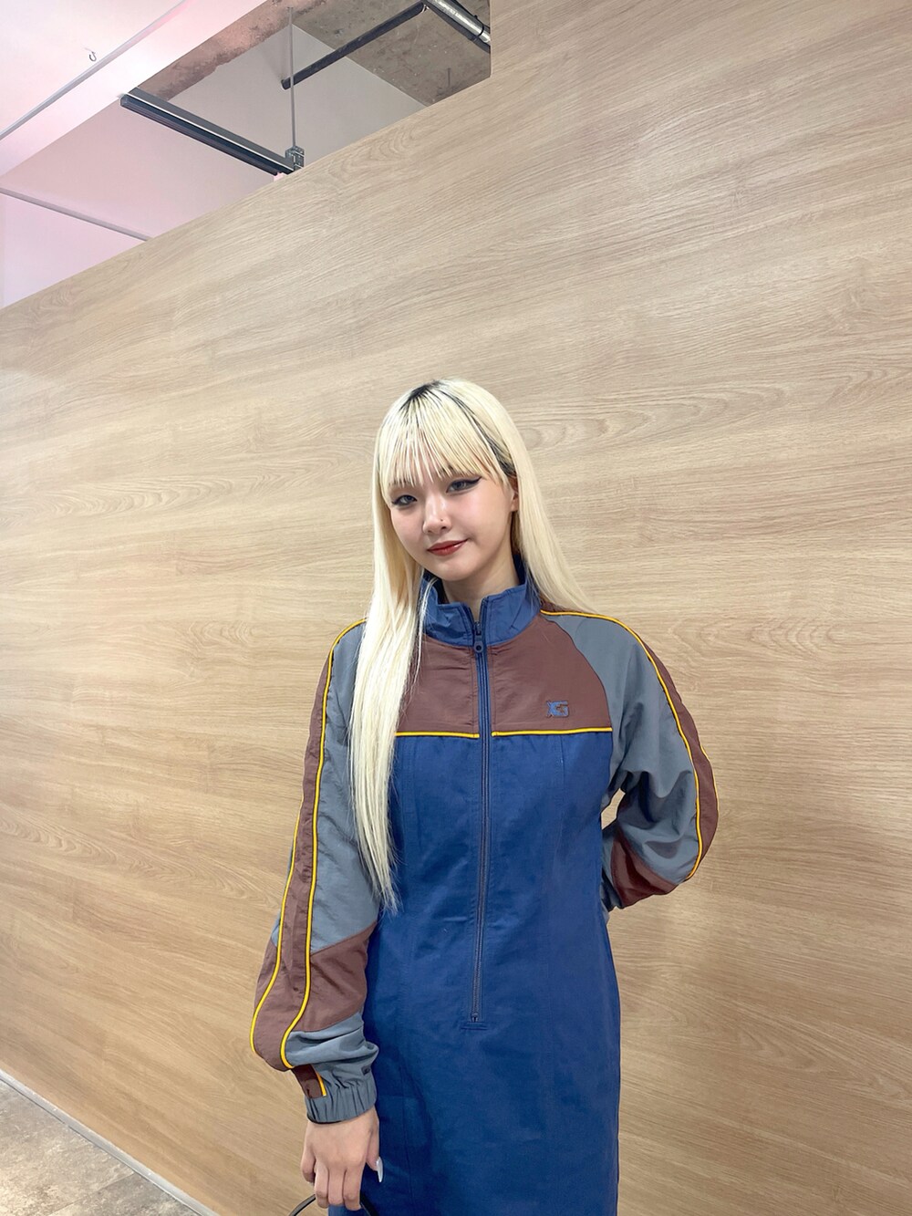 「x-girl、x-girl_ootd、エックスガール、ootd、トレンドファッション、2024秋新作、お出かけコーデ、カラーコーデ、ネイビー、1枚でおしゃれなワンピース、レディースファッション、レディライク、ブーツスタイル」｜「X-girlのPANELED TRACK DRESS（ワンピース、ブルー系）」を使った、RUIさん（レディース・160cm）の秋コーディネートの4枚目の写真