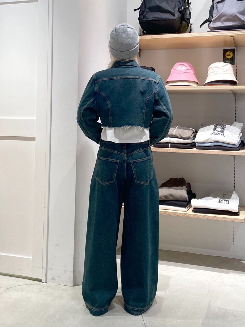 「x-girl、エックスガール、ootd、春ファッション、春服コーデ、デニムジャケット、デニムパンツ、デニムコーデ、デニムセットアップ、ヴィンテージデニム、ストリート、古着風コーデ、ビーニー帽、ニット帽、y2kコーデ」｜「X-girlの3WAY KNIT CAP（ニットキャップ/ビーニー、グレー系）」を使った、RUIさん（レディース・160cm）の冬コーディネートの3枚目の写真
