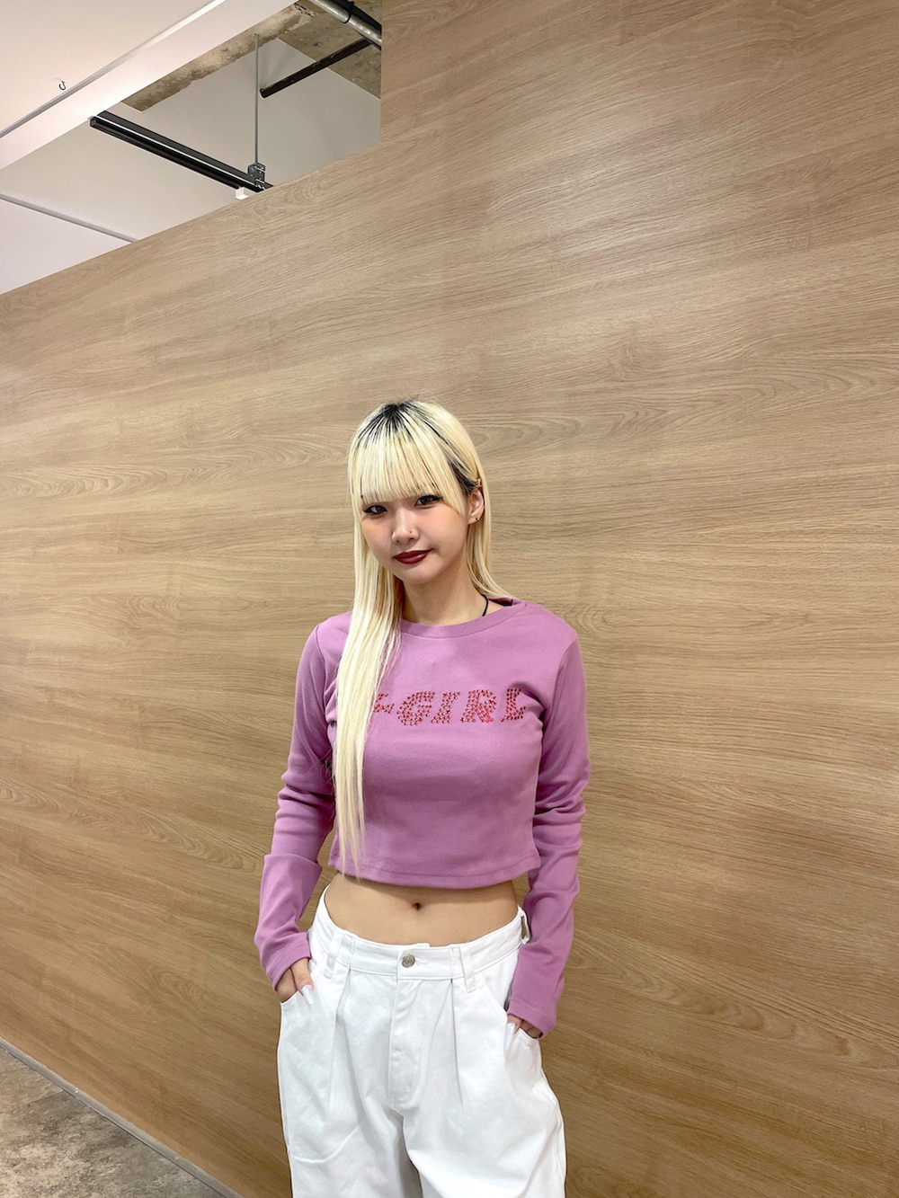 「x-girl、Xgirl_ootd、エックスガール、秋コーデ、2024秋新作、2024冬の新作、カットソー、pink、テーパードパンツ、カラーコーデ、着回しコーデ、お出かけコーデ、トレンドファッション、デニムパンツ」｜「X-girlのSTAR LOGO L/S BABY TEE（Tシャツ/カットソー、ピンク系）」を使った、RUIさん（レディース・160cm）の秋コーディネートの4枚目の写真