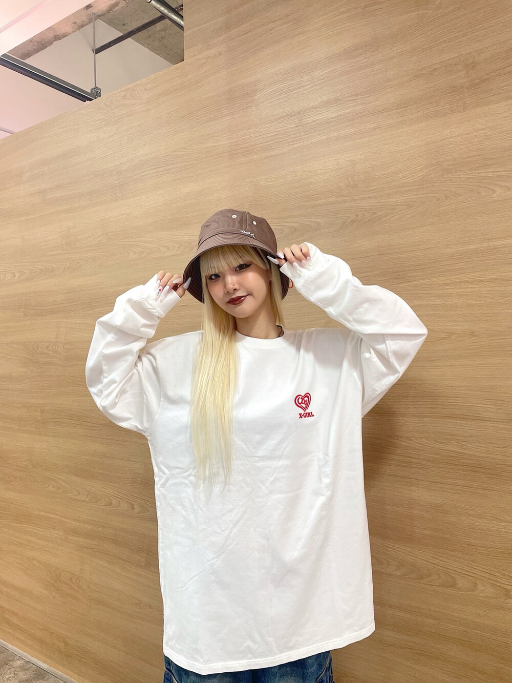 「x-girl、Xgirl_ootd、エックスガール、ootd、ストリートファッション、2024冬の新作、トレンドファッション、秋冬コーデ、パンツスタイル、ビックシルエット、オーバーサイズ、メンズライク、バケットハット、ロンT、カーゴデニム」｜「X-girlのSTITCH BUCKET HAT（ハット、ブラウン系）」を使った、RUIさん（レディース・160cm）の秋コーディネートの5枚目の写真