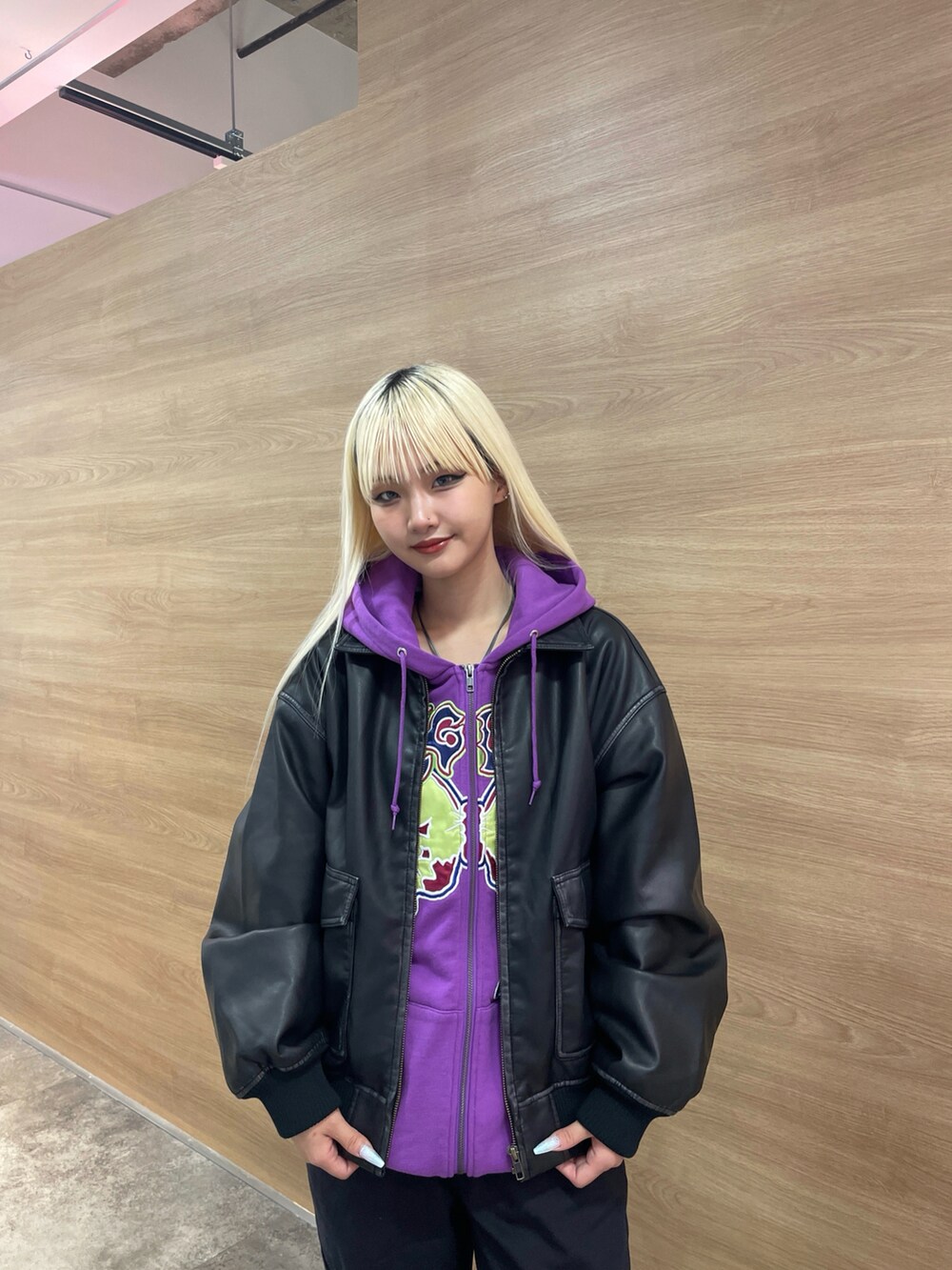 「x-girl、x-girl_ootd、エックスガール、冬コーデ、2024冬の新作、ジップパーカ、レザージャケット、イージーパンツ、black、Purple、ストリートコーデ、トレンドファッション、ブラックコーデ、お出かけコーデ」｜「X-girlのBUTTERFLY ZIP UP HOODIE（パーカー、パープル系）」を使った、RUIさん（レディース・160cm）の秋コーディネートの4枚目の写真