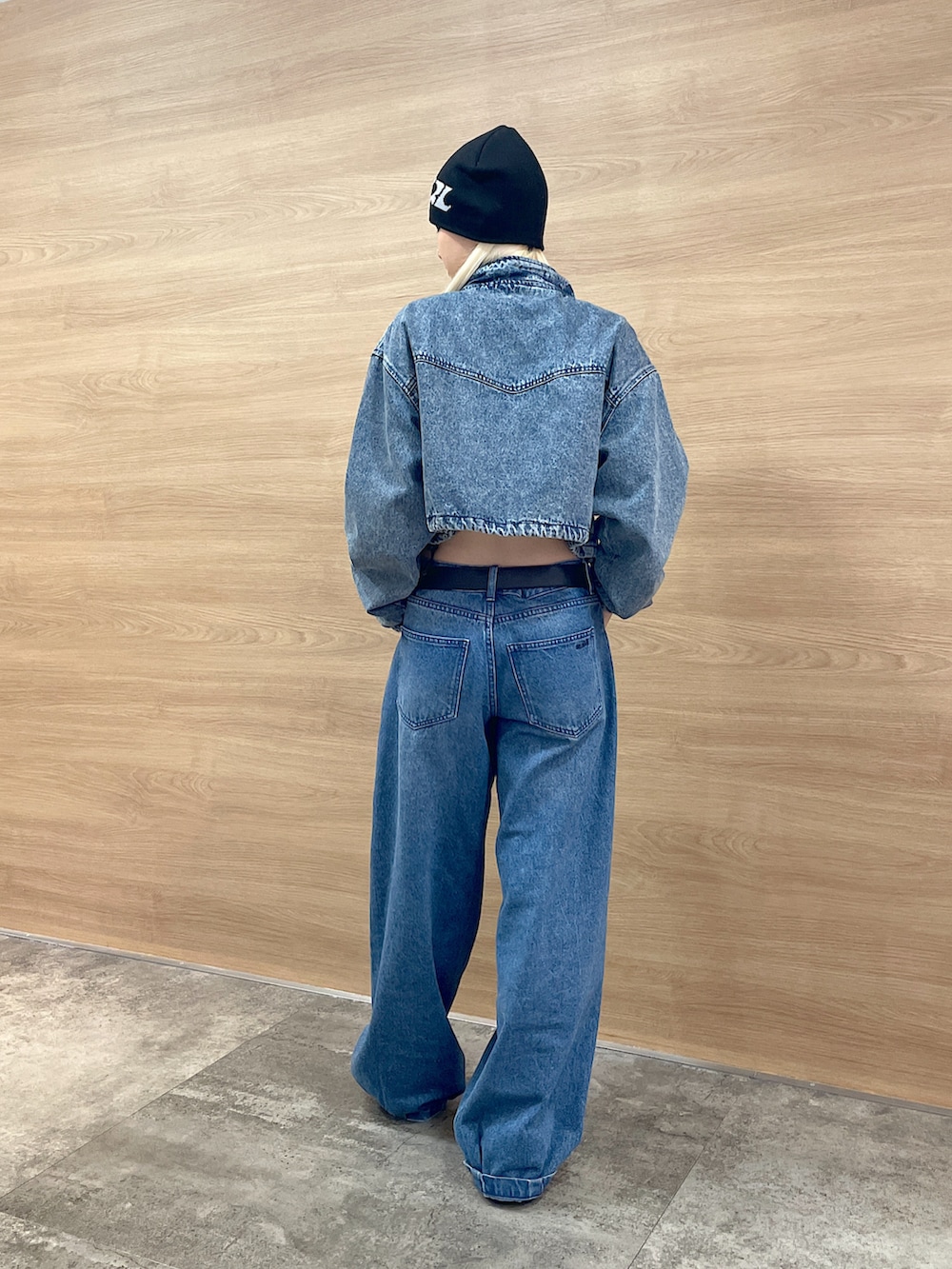 ブルー系のデニムジャケット、ブルー系のデニムパンツ、ブラック系のニットキャップ/ビーニーを着用したレディースの秋コーディネートの3枚目の写真