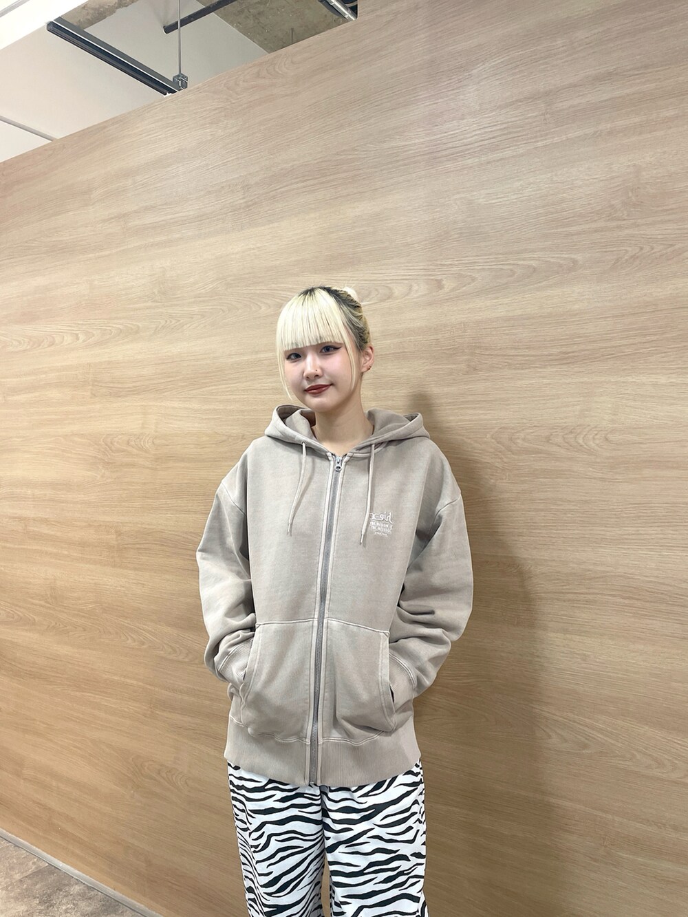 「x-girl、xgirl、エックスガール、Xgirl_ootd、ootd、骨格ウェーブ、トレンドファッション、レディースファッション、ストリートコーデ、通学コーデ、お仕事コーデ、春先取り、春コーデ、ゆったりシルエット、柄パンツ」｜「X-girlのMESSAGE AND FACE FADED ZIP UP SWEAT HOODIE（パーカー、ベージュ系）」を使った、RUIさん（レディース・160cm）の冬コーディネートの4枚目の写真
