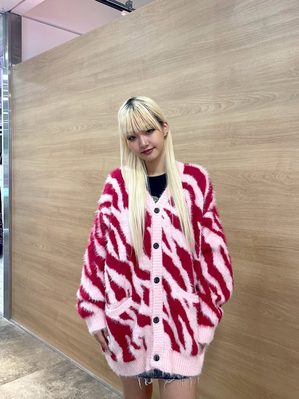 「x-girl、x-girl_ootd、ootd、秋コーデ、冬コーデ、トレンドファッション、2024冬の新作、ニットカーディガン、pink、足だしコーデ、レディライク、ブーツスタイル、お出かけコーデ、カラーコーデ、ゼブラ柄ニット」｜「X-girlのZEBRA KNIT CARDIGAN（カーディガン/ボレロ、ピンク系）」を使った、RUIさん（レディース・160cm）の秋コーディネートの4枚目の写真