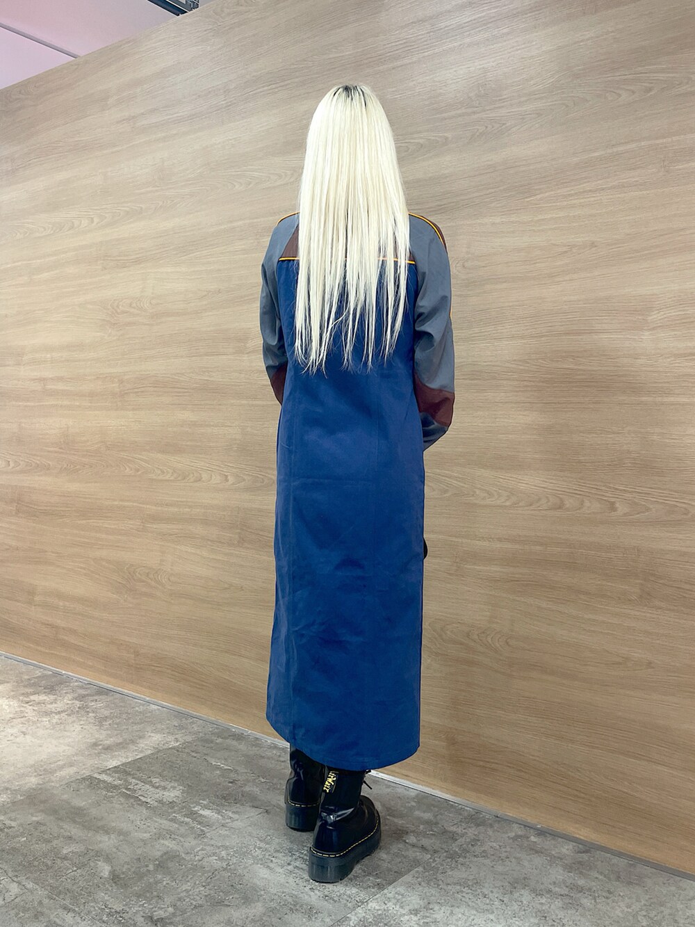 「x-girl、x-girl_ootd、エックスガール、ootd、トレンドファッション、2024秋新作、お出かけコーデ、カラーコーデ、ネイビー、1枚でおしゃれなワンピース、レディースファッション、レディライク、ブーツスタイル」｜「X-girlのPANELED TRACK DRESS（ワンピース、ブルー系）」を使った、RUIさん（レディース・160cm）の秋コーディネートの3枚目の写真