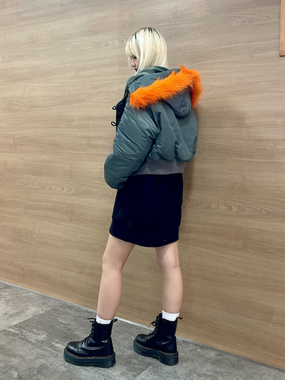 「x-girl、Xgirl_ootd、エックスガール、ootd、コラボアイテム、レディライク、2024冬の新作、足だしコーデ、ブーツスタイル、お出かけコーデ、冬コーデ、カラーコーデ、ジャケットスタイル、オーバーサイズ、トレンドファッション」｜「Alpha IndustriesのX-girl x ALPHA N-2B JACKET（ミリタリージャケット、グリーン系）」を使った、RUIさん（レディース・160cm）の秋コーディネートの2枚目の写真