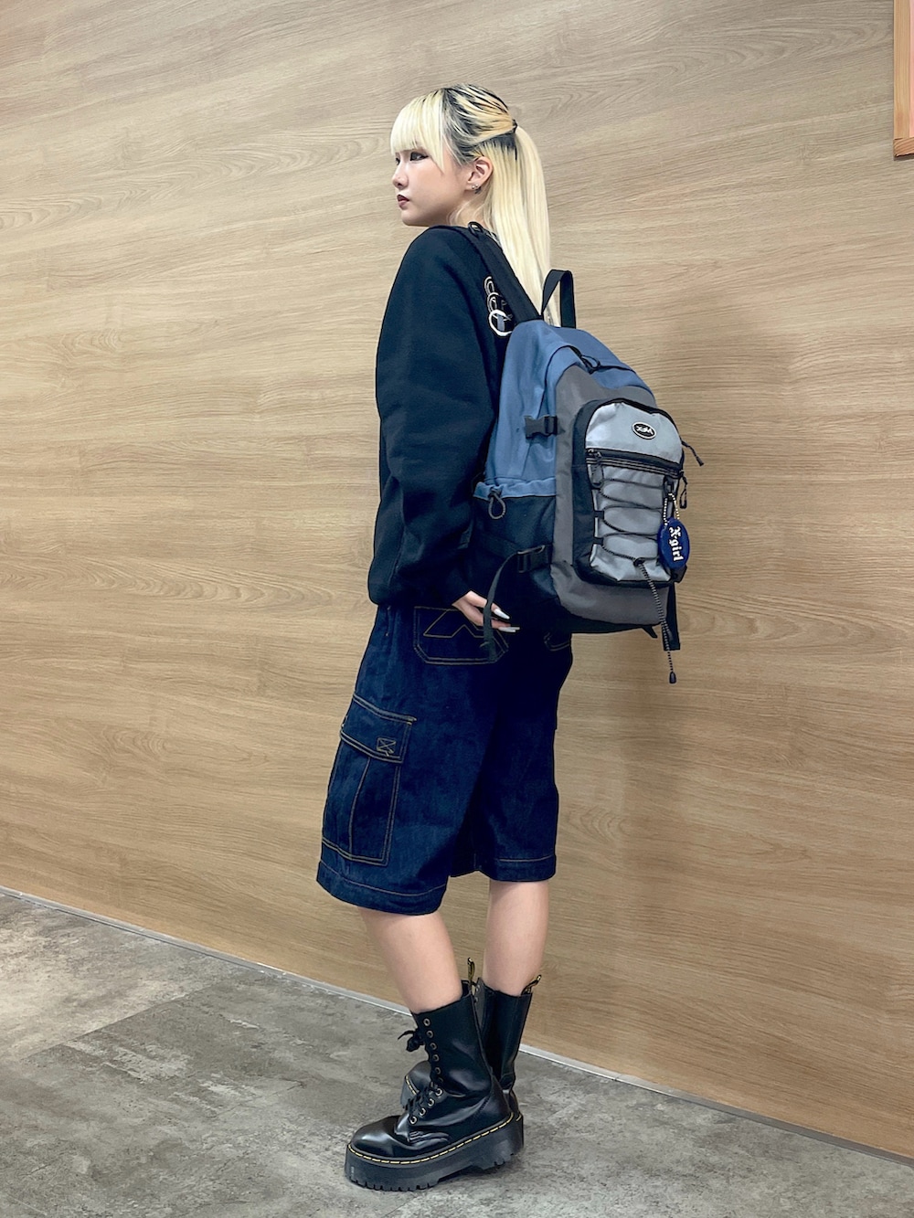 「x-girl、Xgirl_ootd、エックスガール、秋コーデ、2024秋新作、2024冬の新作、通学スタイル、パンツスタイル、2wayパンツ、championコラボ、トレンドファッション、2024トレンド、ブーツスタイル」｜「X-girlのX-girl x Champion REVERSE WEAVE R RAGLAN SWEAT TOP（スウェット、ブラック系）」を使った、RUIさん（レディース・160cm）の秋コーディネートの2枚目の写真
