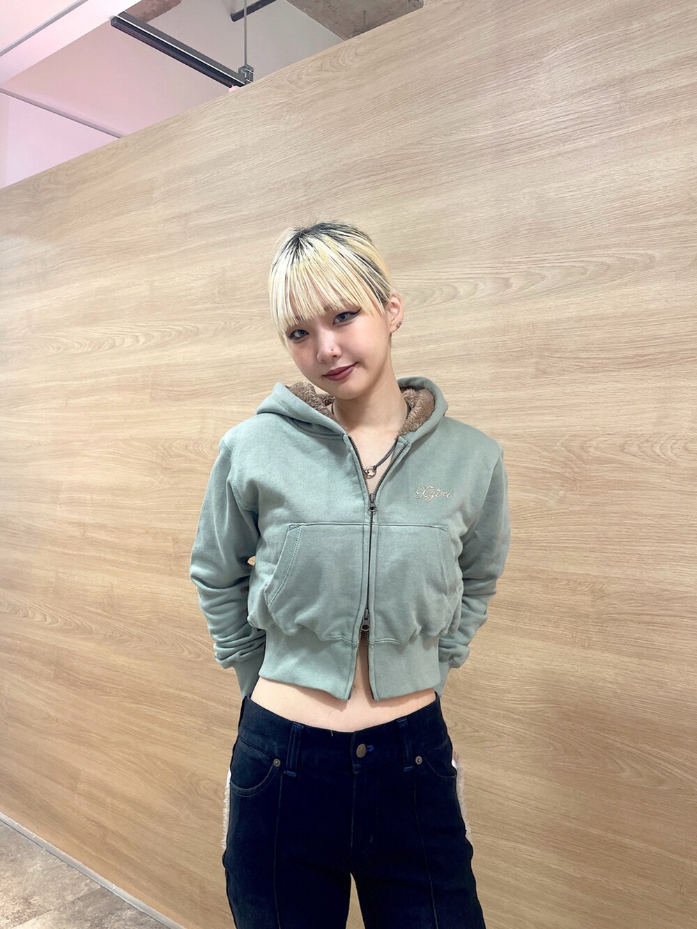 「x-girl、x-girl_ootd、エックスガール、ootd、2024秋新作、秋コーデ、トレンドファッション、カジュアルスタイル、レディライク、お出かけコーデ、クロップド丈、ボアパンツ、ボアパーカー、カラーコーデ、オリーブ色」｜「X-girlのLINING BOA COMPACT ZIP UP HOODIE（パーカー、グリーン系）」を使った、RUIさん（レディース・160cm）の秋コーディネートの4枚目の写真