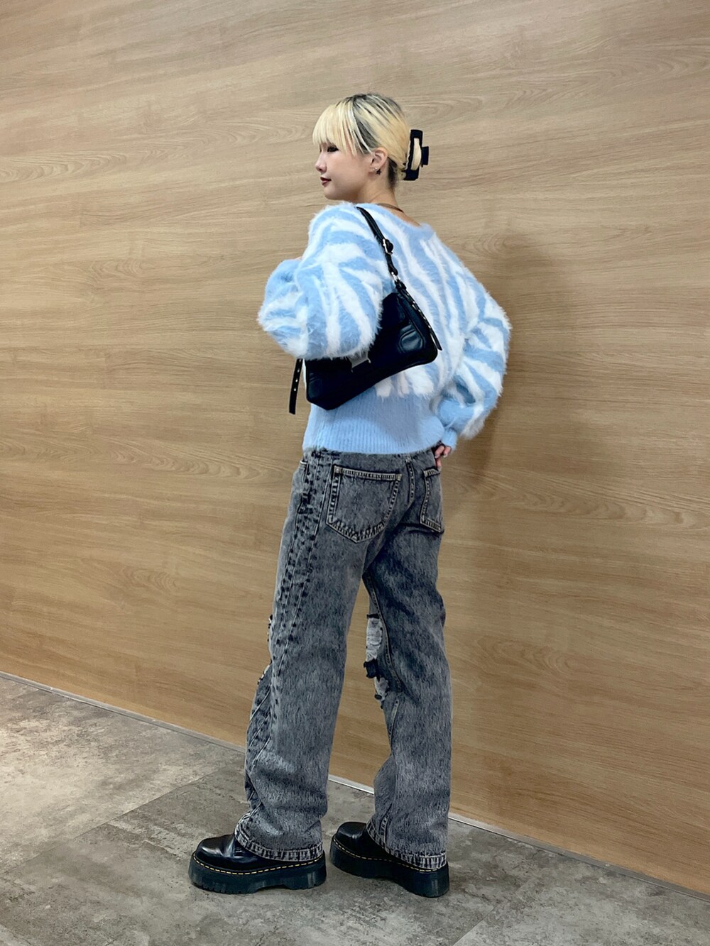 「x-girl、x-girl_ootd、エックスガール、ootd、トレンドファッション、2024秋新作、レディライク、カーディガンコーデ、２ＷＡＹ、ライトブルー、パンツスタイル、black、お出かけコーデ」｜「X-girlのZEBRA 2WAY KNIT CARDIGAN（ニット/セーター、ブルー系）」を使った、RUIさん（レディース・160cm）の秋コーディネートの2枚目の写真