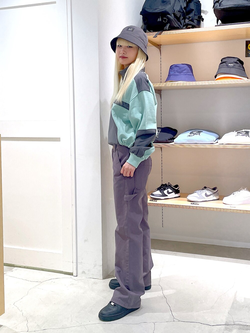 「x-girl、エックスガール、ootd、コーディネート、春カラー、カラーコーデ、ストリートコーデ、スウェットコーデ、パンツコーデ、グリーン」｜「X-girlのREVERSIBLE BUCKET HAT（ハット、ブラック系）」を使った、RUIさん（レディース・160cm）の冬コーディネートの2枚目の写真