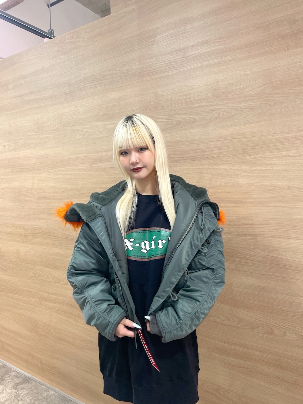 「x-girl、Xgirl_ootd、エックスガール、ootd、コラボアイテム、レディライク、2024冬の新作、足だしコーデ、ブーツスタイル、お出かけコーデ、冬コーデ、カラーコーデ、ジャケットスタイル、オーバーサイズ、トレンドファッション」｜「Alpha IndustriesのX-girl x ALPHA N-2B JACKET（ミリタリージャケット、グリーン系）」を使った、RUIさん（レディース・160cm）の秋コーディネートの4枚目の写真