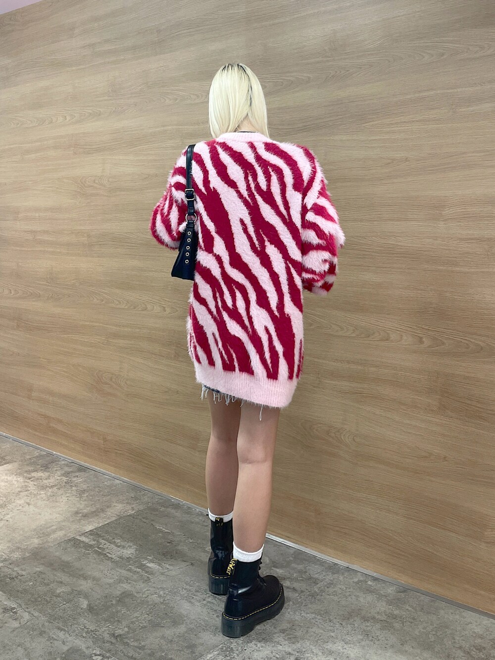 「x-girl、x-girl_ootd、ootd、秋コーデ、冬コーデ、トレンドファッション、2024冬の新作、ニットカーディガン、pink、足だしコーデ、レディライク、ブーツスタイル、お出かけコーデ、カラーコーデ、ゼブラ柄ニット」｜「X-girlのZEBRA KNIT CARDIGAN（カーディガン/ボレロ、ピンク系）」を使った、RUIさん（レディース・160cm）の秋コーディネートの3枚目の写真
