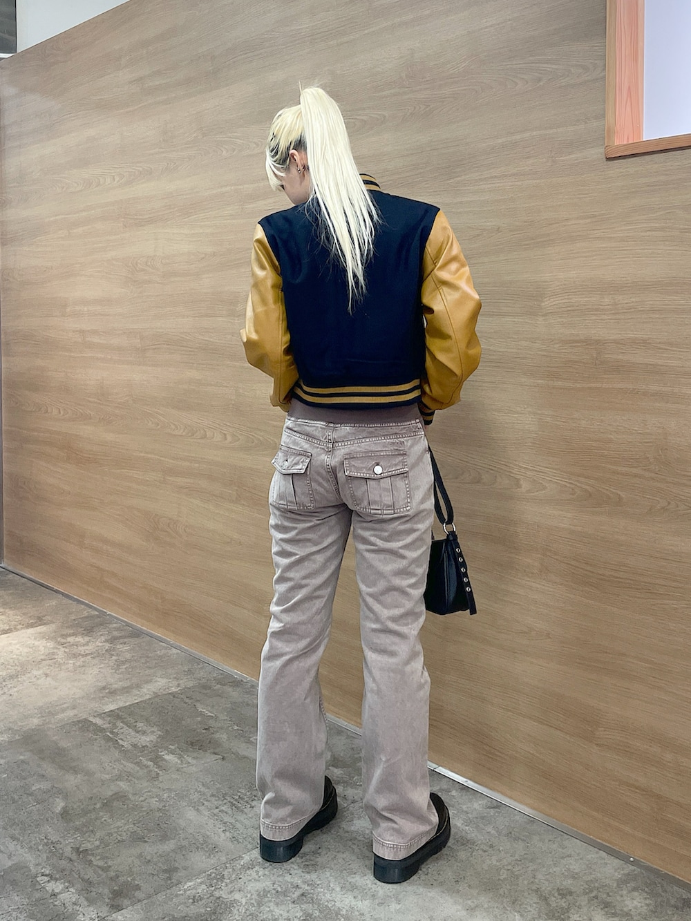 「x-girl、x-girl_ootd、エックスガール、秋ファッション、秋コーデ、ストリートファッション、ストリートスタイル、ヴィンテージコーデ、スポーティーMIX、レディライク、スタジャンコーデ、フレアパンツ、パンツスタイル、パンツコーデ、カラーコーデ」｜「X-girlのBABY STADIUM JACKET（スタジャン、ブルー系）」を使った、RUIさん（レディース・160cm）の秋コーディネートの3枚目の写真