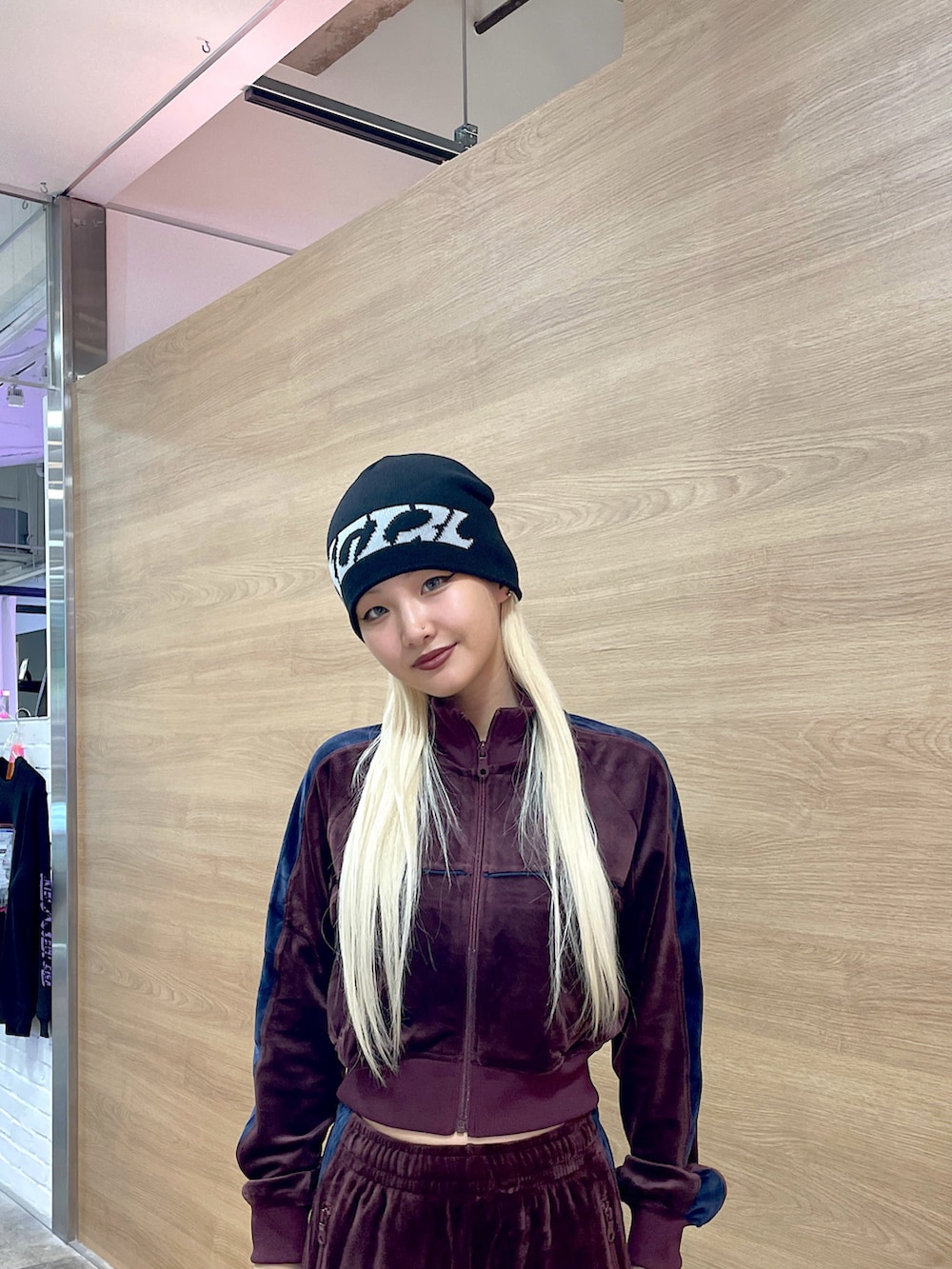 ブラック系のトップス、レッド系のその他パンツ、ブラック系のハンドバッグを着用したレディースの秋コーディネートの4枚目の写真