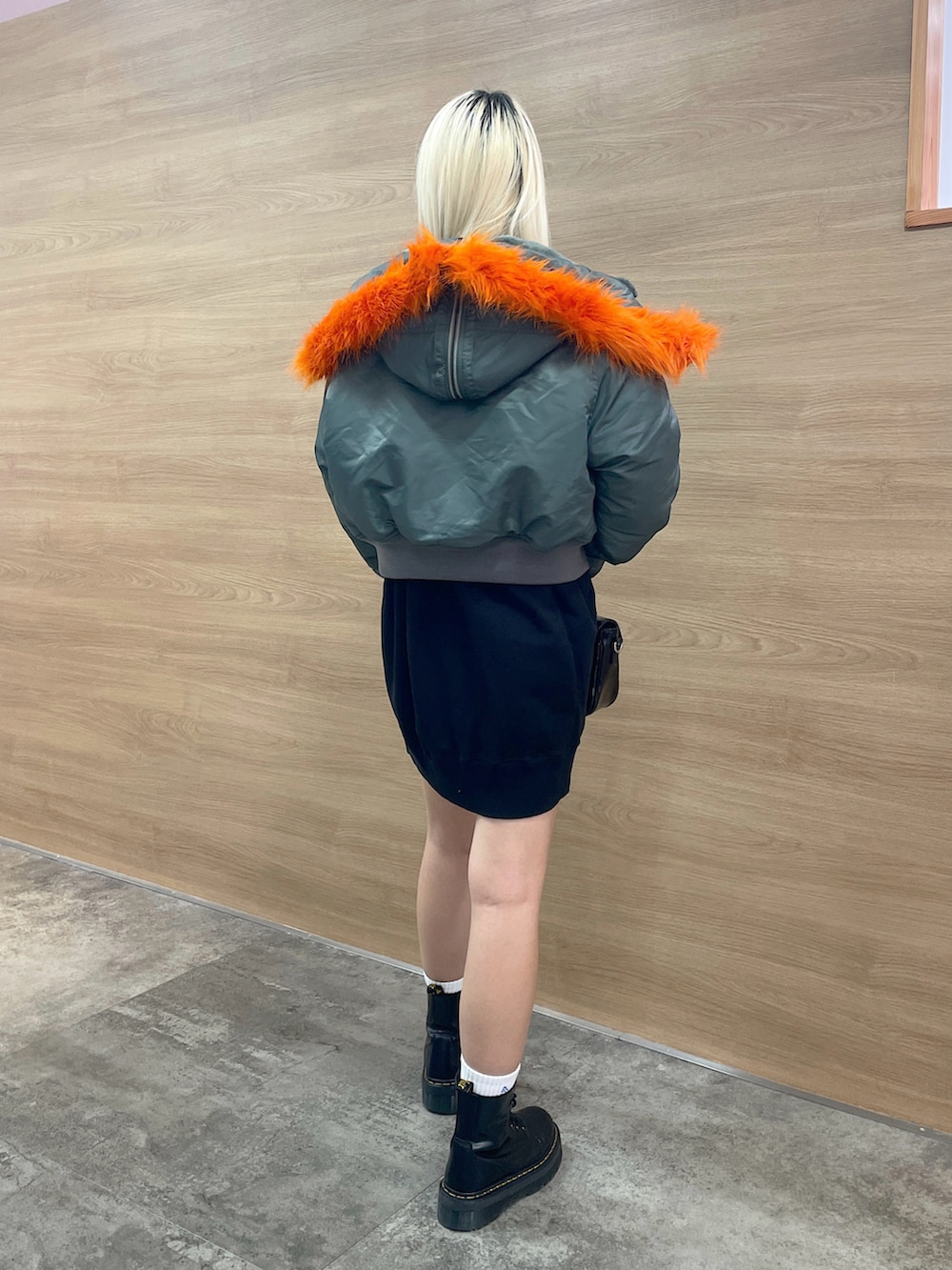 「x-girl、Xgirl_ootd、エックスガール、ootd、コラボアイテム、レディライク、2024冬の新作、足だしコーデ、ブーツスタイル、お出かけコーデ、冬コーデ、カラーコーデ、ジャケットスタイル、オーバーサイズ、トレンドファッション」｜「Alpha IndustriesのX-girl x ALPHA N-2B JACKET（ミリタリージャケット、グリーン系）」を使った、RUIさん（レディース・160cm）の秋コーディネートの3枚目の写真
