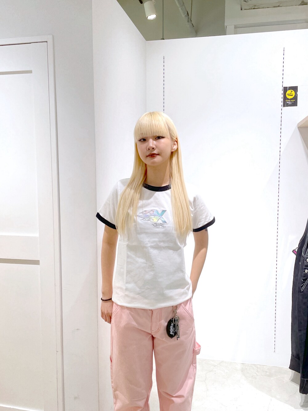 ホワイト系のTシャツ/カットソー、ピンク系のその他パンツ、シルバー系のキーケース/キーアクセサリーを着用したレディースの春コーディネートの4枚目の写真