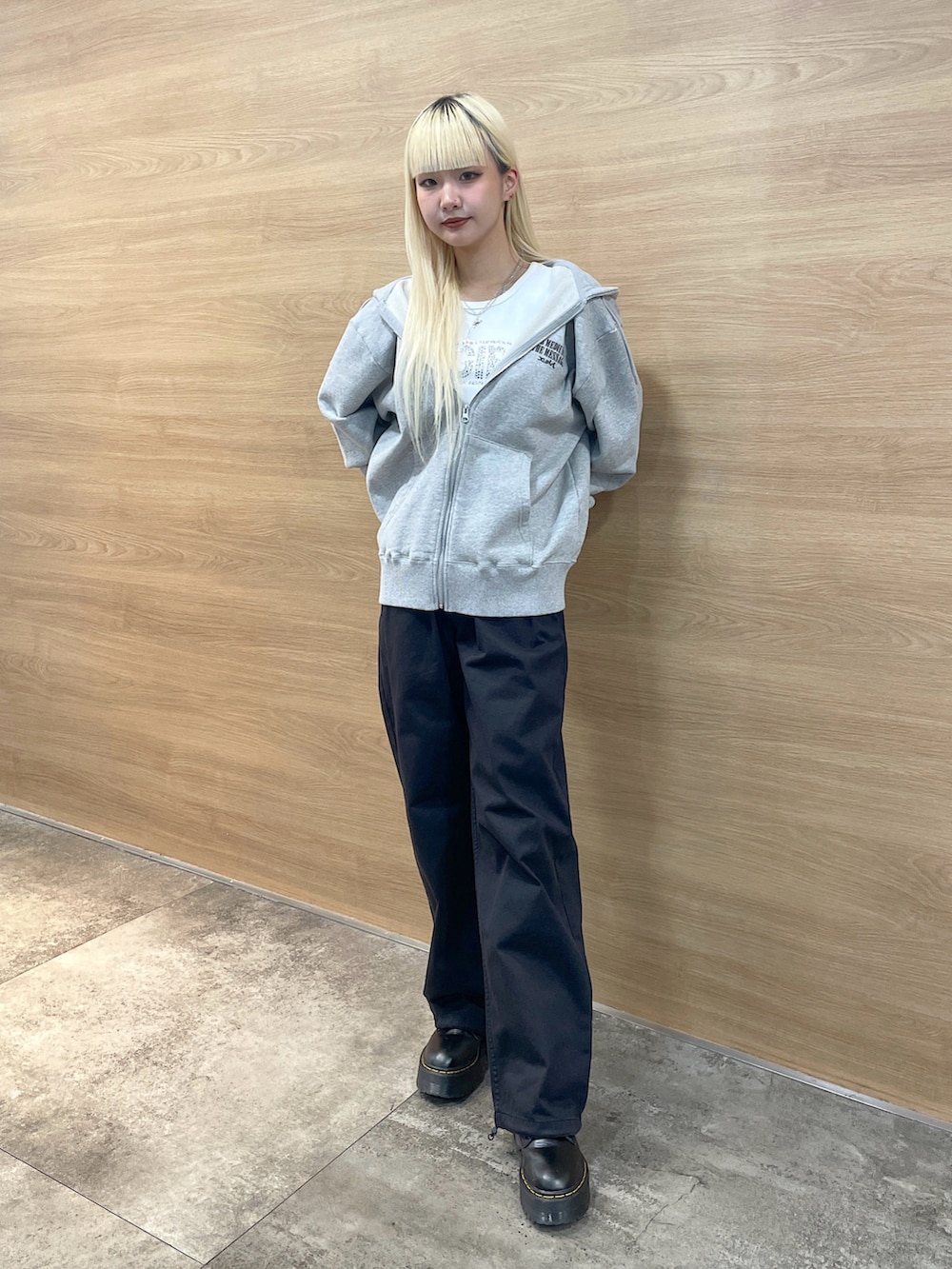 「x-girl、xgirl、エックスガール、Xgirl_ootd、トレンドファッション、レディースファッション、ストリートファッション、骨格ウェーブ、春コーデ、スプリング、新作アイテム、着回しコーデ、ストリートコーデ、メンズライクコーデ、ダンススタイル」｜「X-girlのVINTAGE LABEL FACE LOGO ZIP UP SWEAT HOODIE（パーカー、グレー系）」を使った、RUIさん（レディース・160cm）の冬コーディネートの2枚目の写真