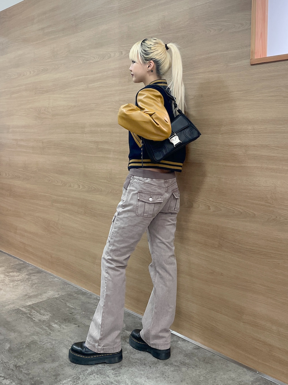 「x-girl、x-girl_ootd、エックスガール、秋ファッション、秋コーデ、ストリートファッション、ストリートスタイル、ヴィンテージコーデ、スポーティーMIX、レディライク、スタジャンコーデ、フレアパンツ、パンツスタイル、パンツコーデ、カラーコーデ」｜「X-girlのBABY STADIUM JACKET（スタジャン、ブルー系）」を使った、RUIさん（レディース・160cm）の秋コーディネートの2枚目の写真