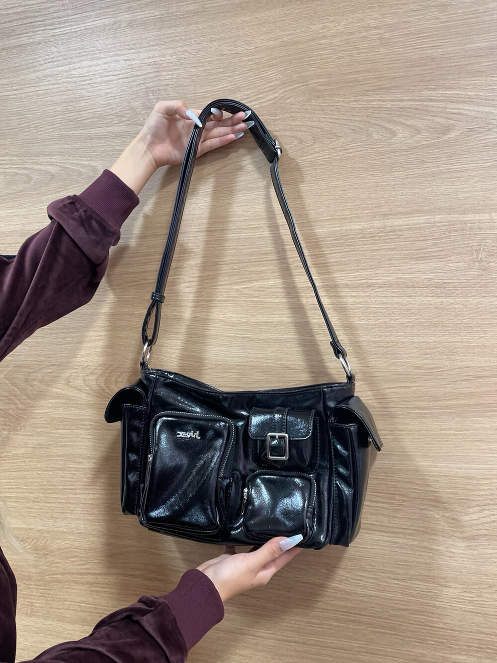 ブラック系のトップス、レッド系のその他パンツ、ブラック系のハンドバッグを着用したレディースの秋コーディネートの5枚目の写真
