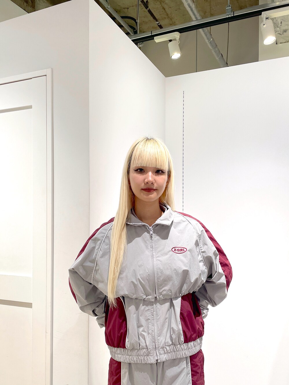 「x-girl、Xgirl_ootd、エックスガール、ootd、コーディネート、スポーティーMIX、ナイロンジャケット、ナイロンパンツ、3way、ラフォーレ原宿」｜「X-girlの3WAY BICOLOR JACKET（ナイロンジャケット、グレー系）」を使った、RUIさん（レディース・160cm）の夏コーディネートの4枚目の写真